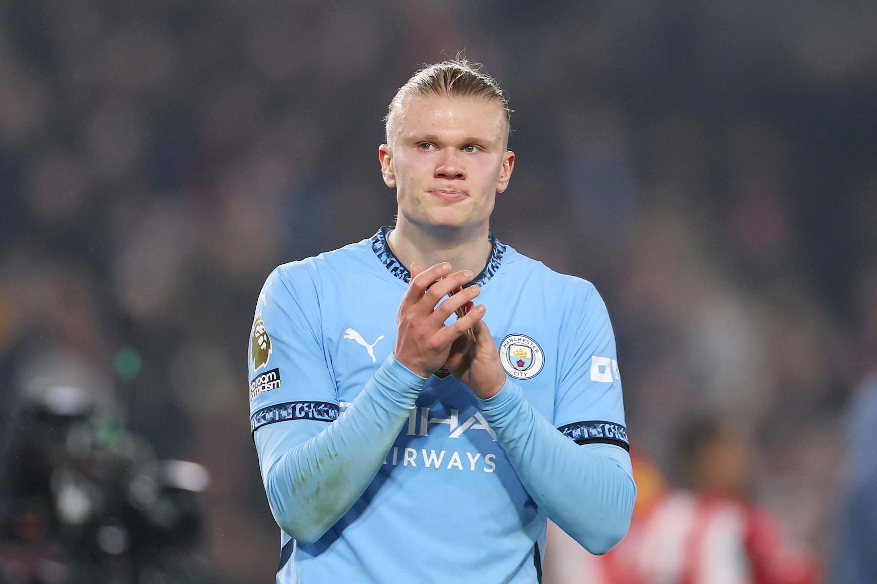 BRENTFORD, ENGLAND - JANUARY 14: Erling Haaland of Manchester City applauds the fans at full-time following the team's draw in the Premier League match between Brentford FC and Manchester City FC at Gtech Community Stadium on January 14, 2025 in Brentford, England. (Photo by Alex Pantling/Getty Images)