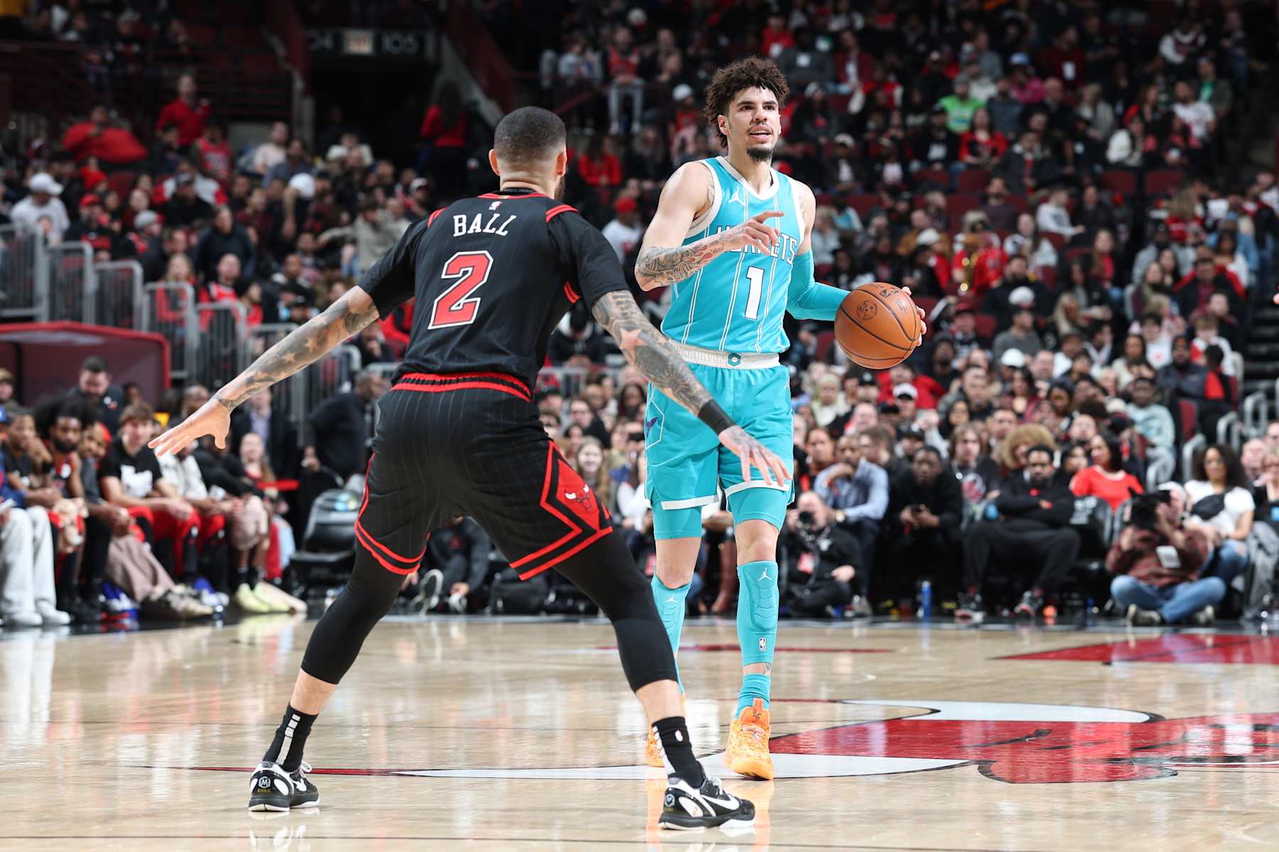CHICAGO, IL - JANUARY 17: LaMelo Ball #1 of the Charlotte Hornets dribbles the ball during the game against his brother Lonzo Ball #2 of the Chicago Bulls on January 17, 2025 at United Center in Chicago, Illinois. NOTE TO USER: User expressly acknowledges and agrees that, by downloading and or using this photograph, User is consenting to the terms and conditions of the Getty Images License Agreement. Mandatory Copyright Notice: Copyright 2025 NBAE (Photo by Jeff Haynes/NBAE via Getty Images)