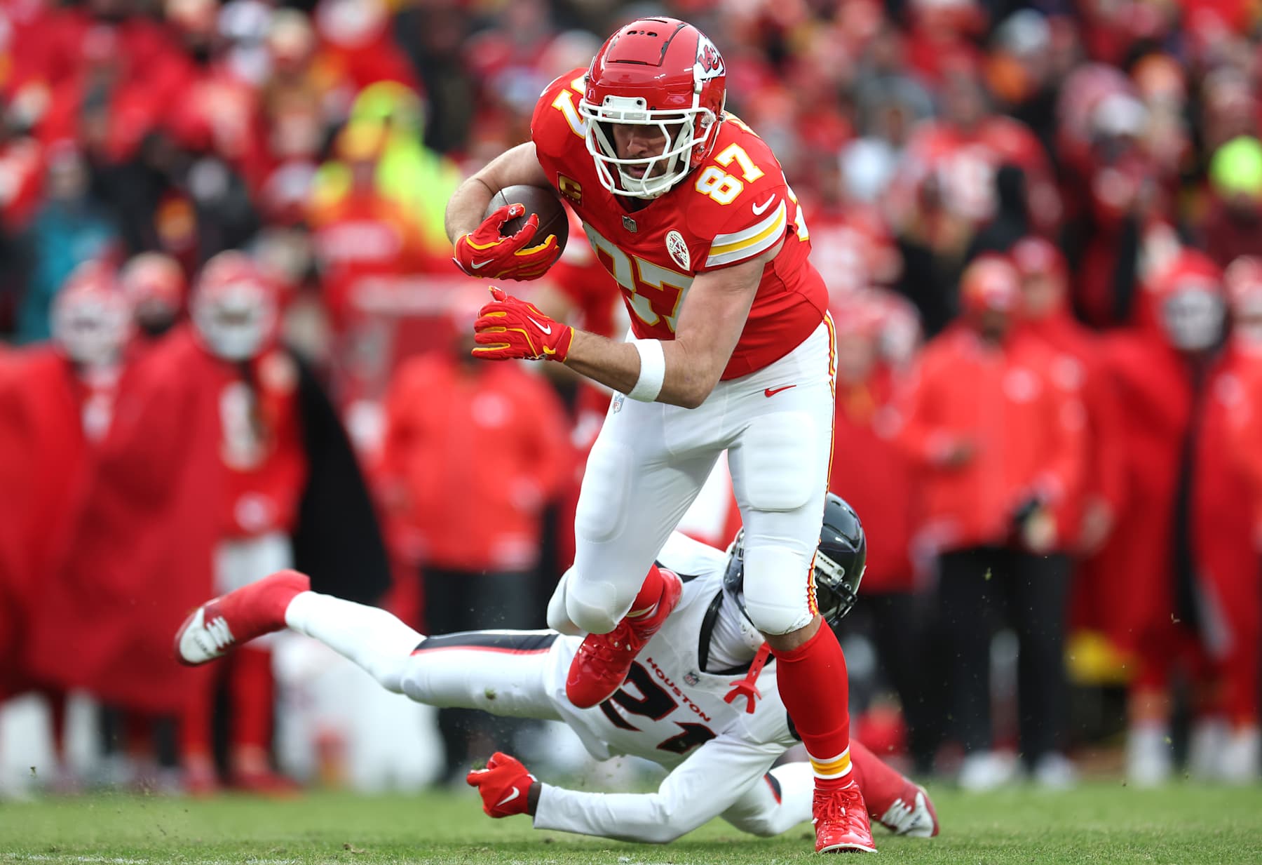 KANSAS CITY, MISSOURI - JANUARY 18: Travis Kelce #87 of the Kansas City Chiefs carries the ball for a 49 yard first down against the Houston Texans during the second quarter in the AFC Divisional Playoff at GEHA Field at Arrowhead Stadium on January 18, 2025 in Kansas City, Missouri. (Photo by Jamie Squire/Getty Images)