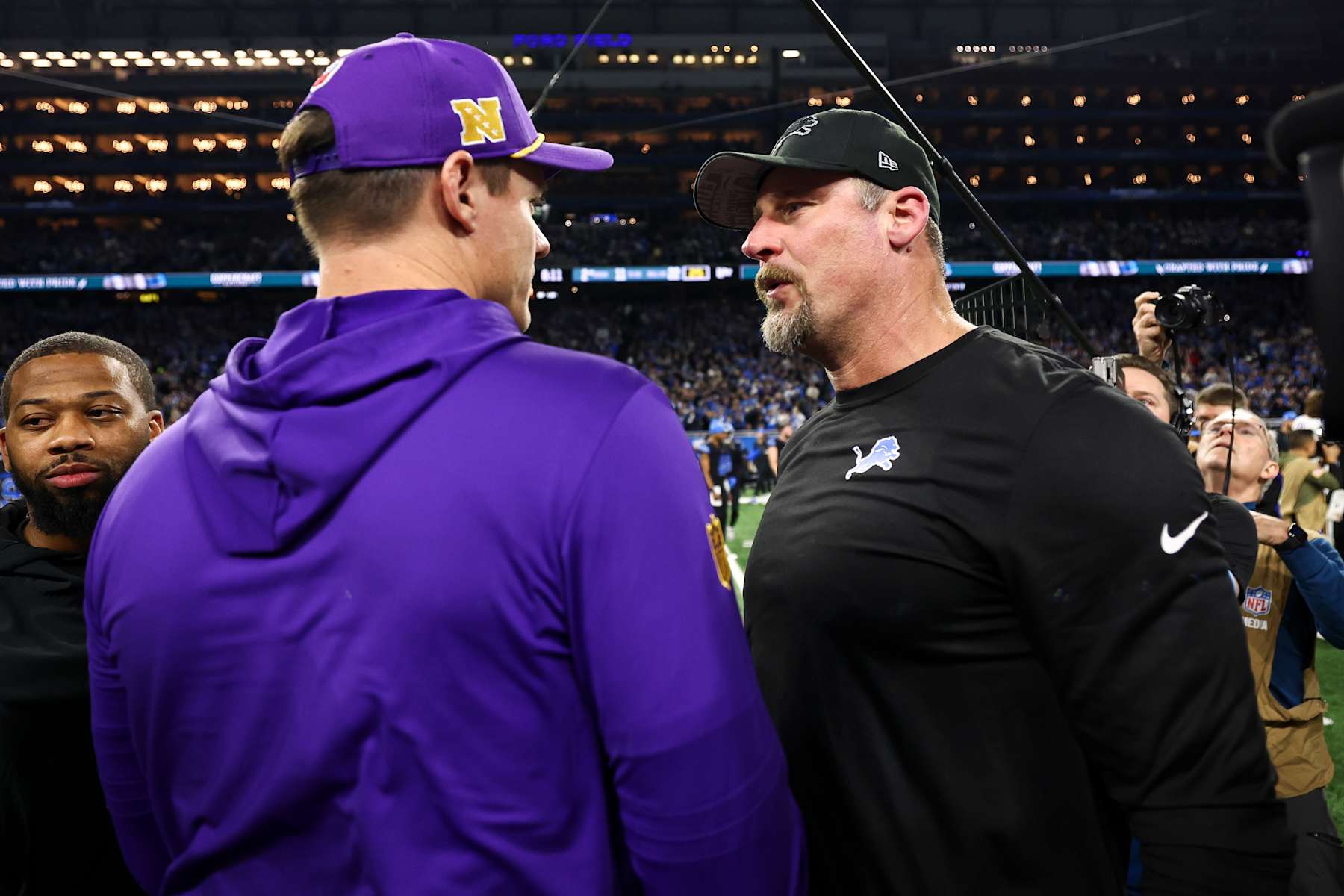 DETROIT, MICHIGAN - JANUARY 5: Head coach Dan Campbell of the Detroit Lions talks with head coach Kevin O'Connell of the Minnesota Vikings after an NFL football game at Ford Field on January 5, 2025 in Detroit, Michigan. (Photo by Kevin Sabitus/Getty Images)