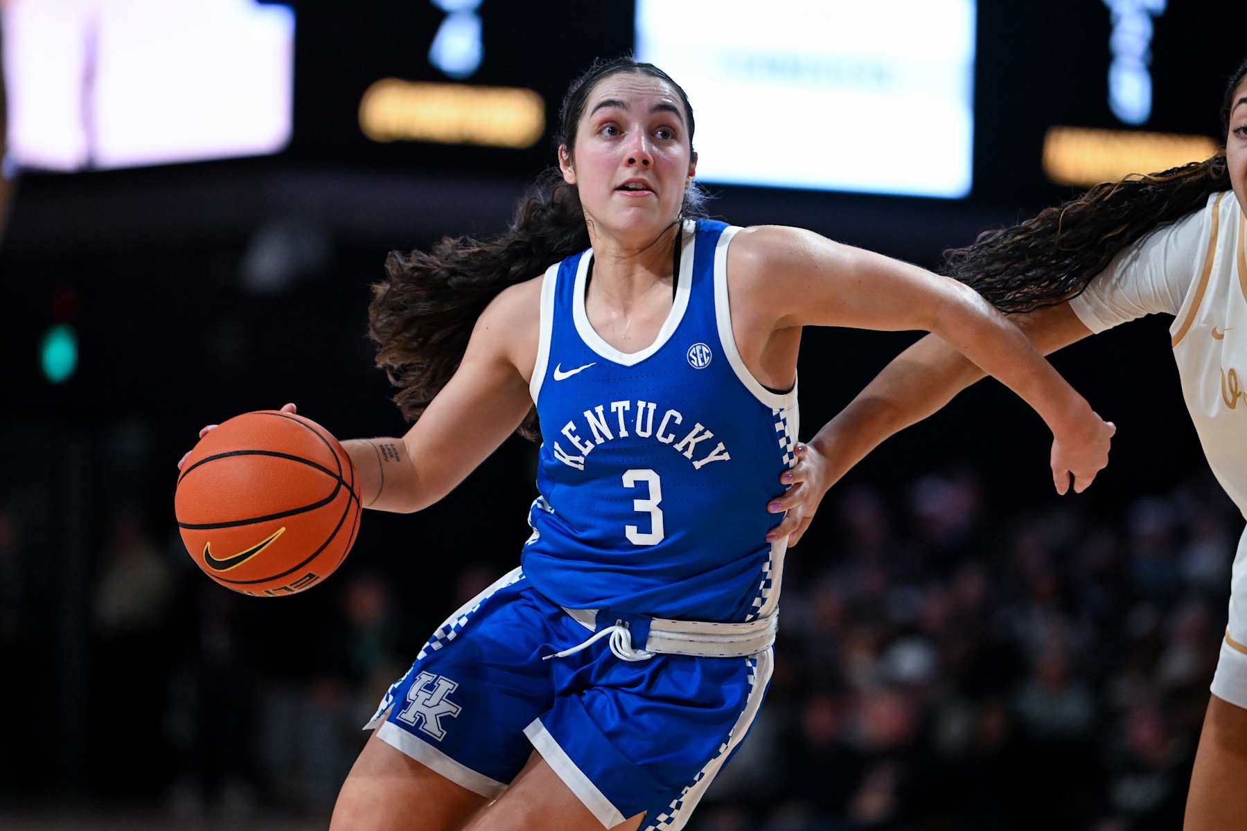 NASHVILLE, TENNESSEE - JANUARY 5: Georgia Amoore  #3 of the Kentucky Wildcats drives towards the basket against the Vanderbilt Commodores in the second half at Vanderbilt University Memorial Gymnasium on January 5, 2025 in Nashville, Tennessee. (Photo by Carly Mackler/Getty Images)