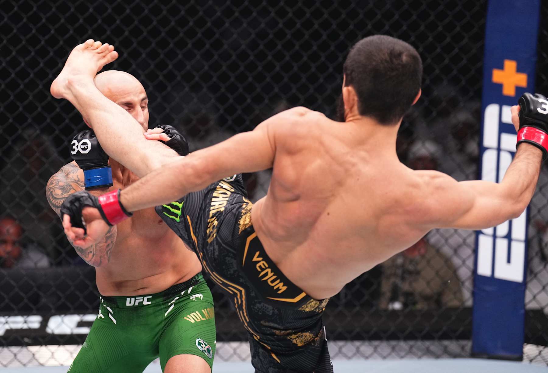 Islam Makhachev knocks out Alexander Volkanovski with a head kick.