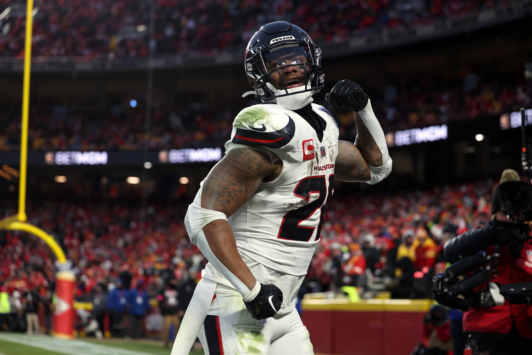 KANSAS CITY, MISSOURI - JANUARY 18: Joe Mixon #28 of the Houston Texans celebrates during an NFL football game against the Kansas City Chiefs at GEHA Field at Arrowhead Stadium on January 18, 2025 in Kansas City, Missouri. (Photo by Perry Knotts/Getty Images)