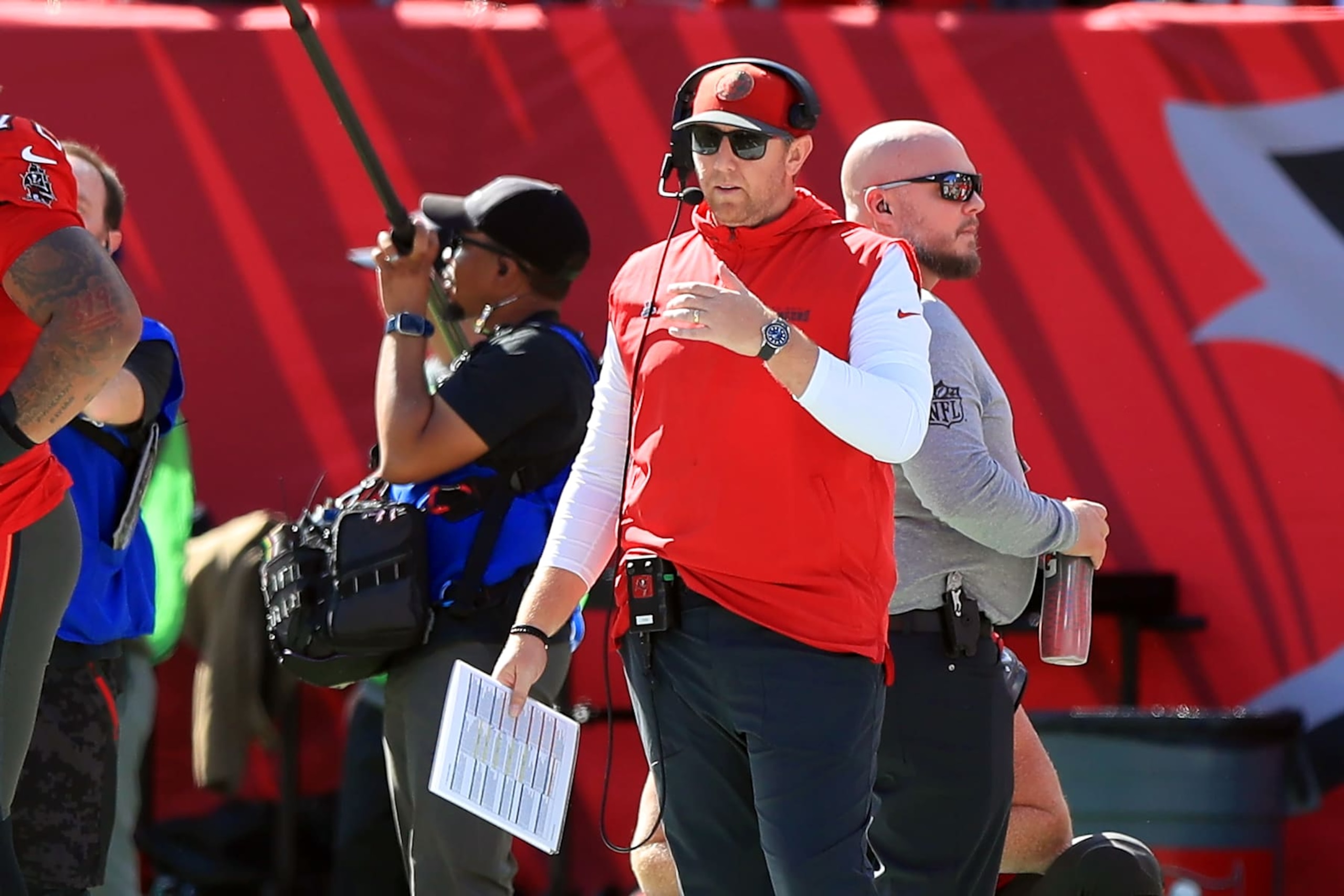 TAMPA, FL - JANUARY 05: Tampa Bay Buccaneers Offensive Coordinator Liam Coen calls the play along the sidelines during the game between the New Orleans Saints and the Tampa Bay Buccaneers on January 05, 2025 at Raymond James Stadium in Tampa, Florida. (Photo by Cliff Welch/Icon Sportswire via Getty Images) TAMPA, FL - JANUARY 05: Tampa Bay Buccaneers Offensive Coordinator Liam Coen calls the play along the sidelines during the game between the New Orleans Saints and the Tampa Bay Buccaneers on January 05, 2025 at Raymond James Stadium in Tampa, Florida. (Photo by Cliff Welch/Icon Sportswire via Getty Images)