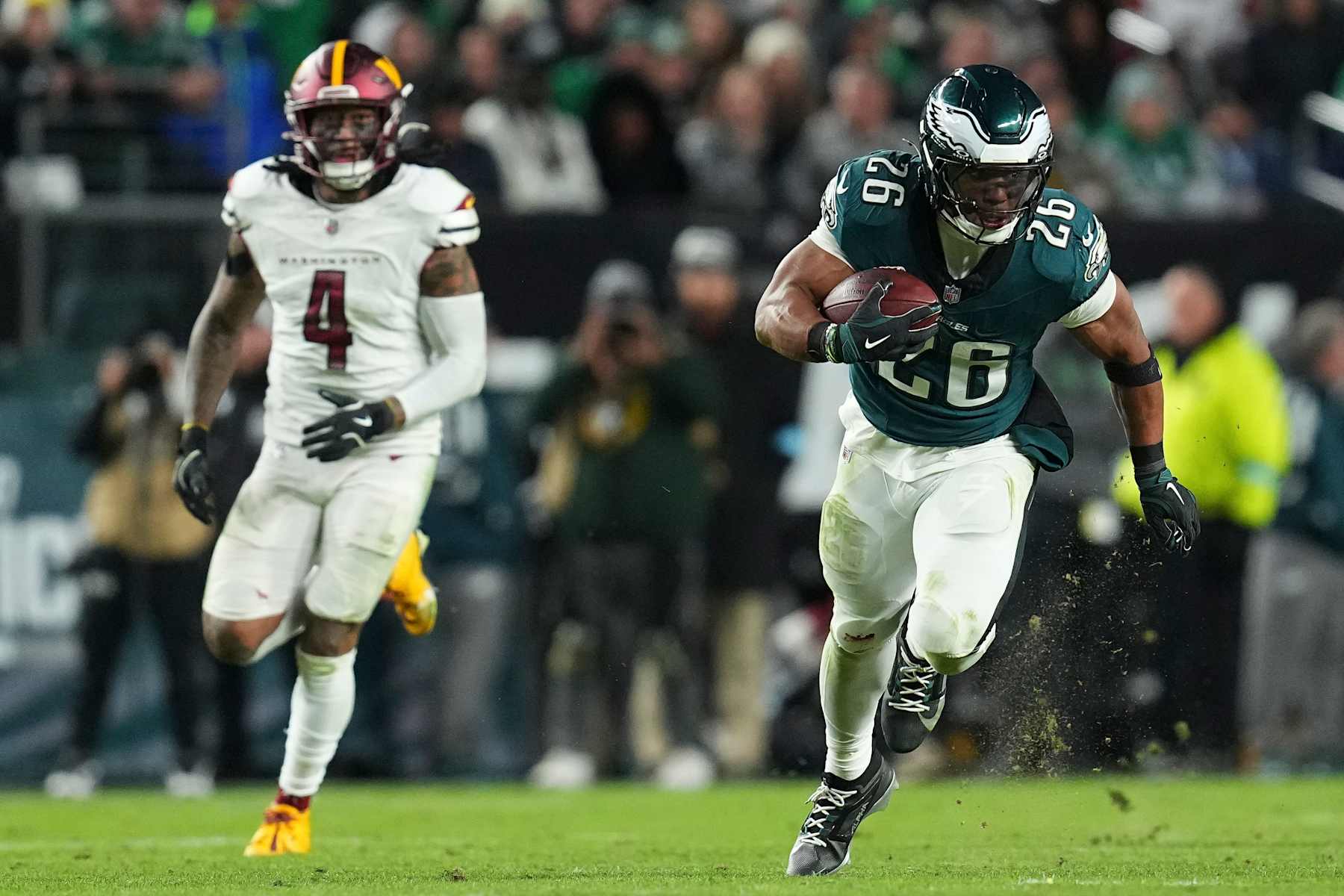 PHILADELPHIA, PENNSYLVANIA - NOVEMBER 14: Saquon Barkley #26 of the Philadelphia Eagles runs the ball against Frankie Luvu #4 of the Washington Commanders at Lincoln Financial Field on November 14, 2024 in Philadelphia, Pennsylvania. (Photo by Mitchell Leff/Getty Images)