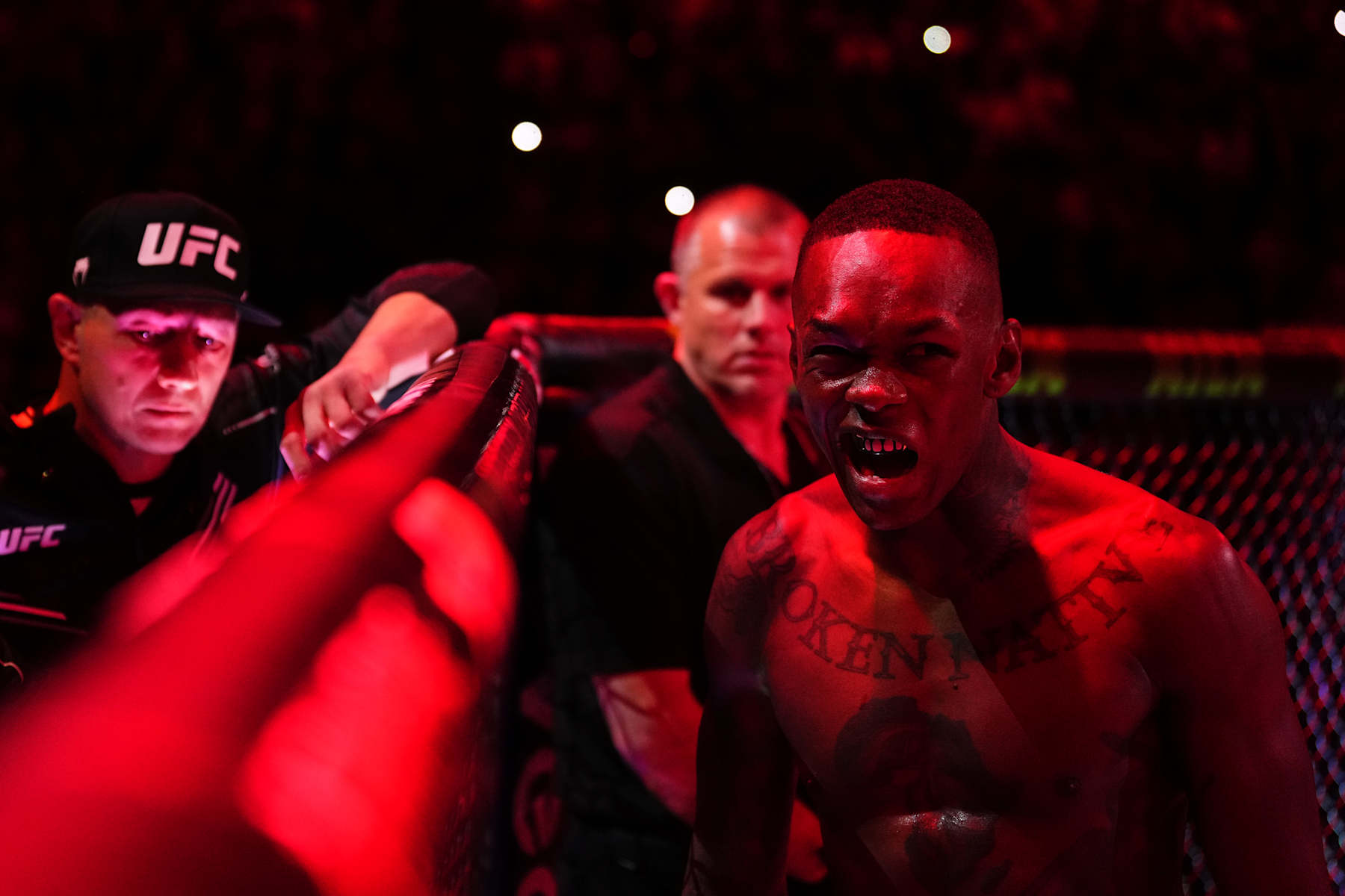 Israel Adesanya prepares to face Dricus Du Plessis.