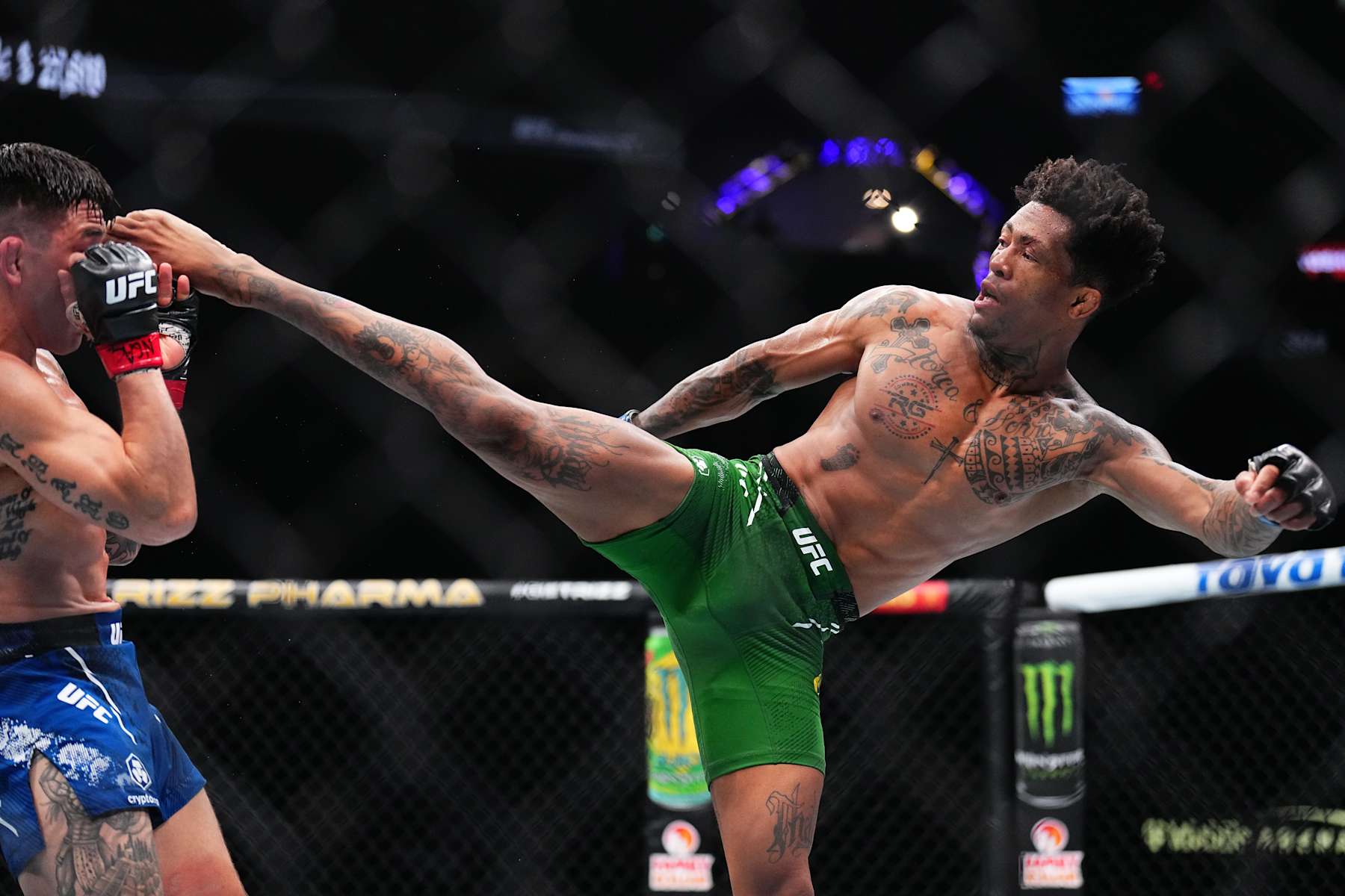 Vinicius Oliveira throws a kick at Ricky Simon.