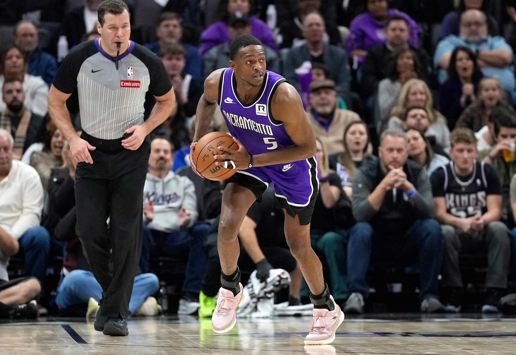 SACRAMENTO, CALIFORNIA - JANUARY 22: De'Aaron Fox #5 of the Sacramento Kings brings the ball up court against the Golden State Warriors during the second half of an NBA basketball game at Golden 1 Center on January 22, 2025 in Sacramento, California. NOTE TO USER: User expressly acknowledges and agrees that, by downloading and or using this photograph, User is consenting to the terms and conditions of the Getty Images License Agreement. (Photo by Thearon W. Henderson/Getty Images)