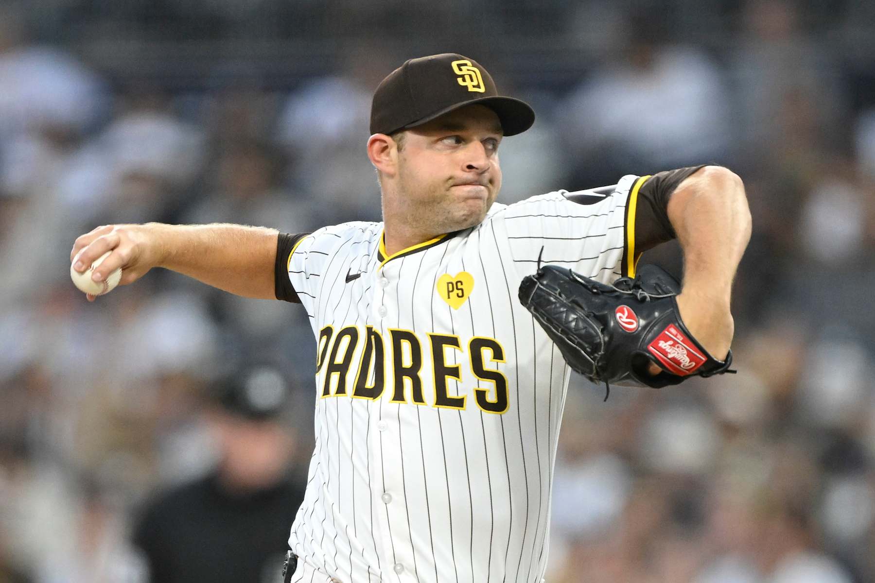 SAN DIEGO, CA - SEPTEMBER 17: Michael King #34 of the San Diego Padres pitches during the first inning of a baseball game against the Houston Astros at Pecto Park on September 17, 2024 in San Diego, California. (Photo by Denis Poroy/Getty Images)