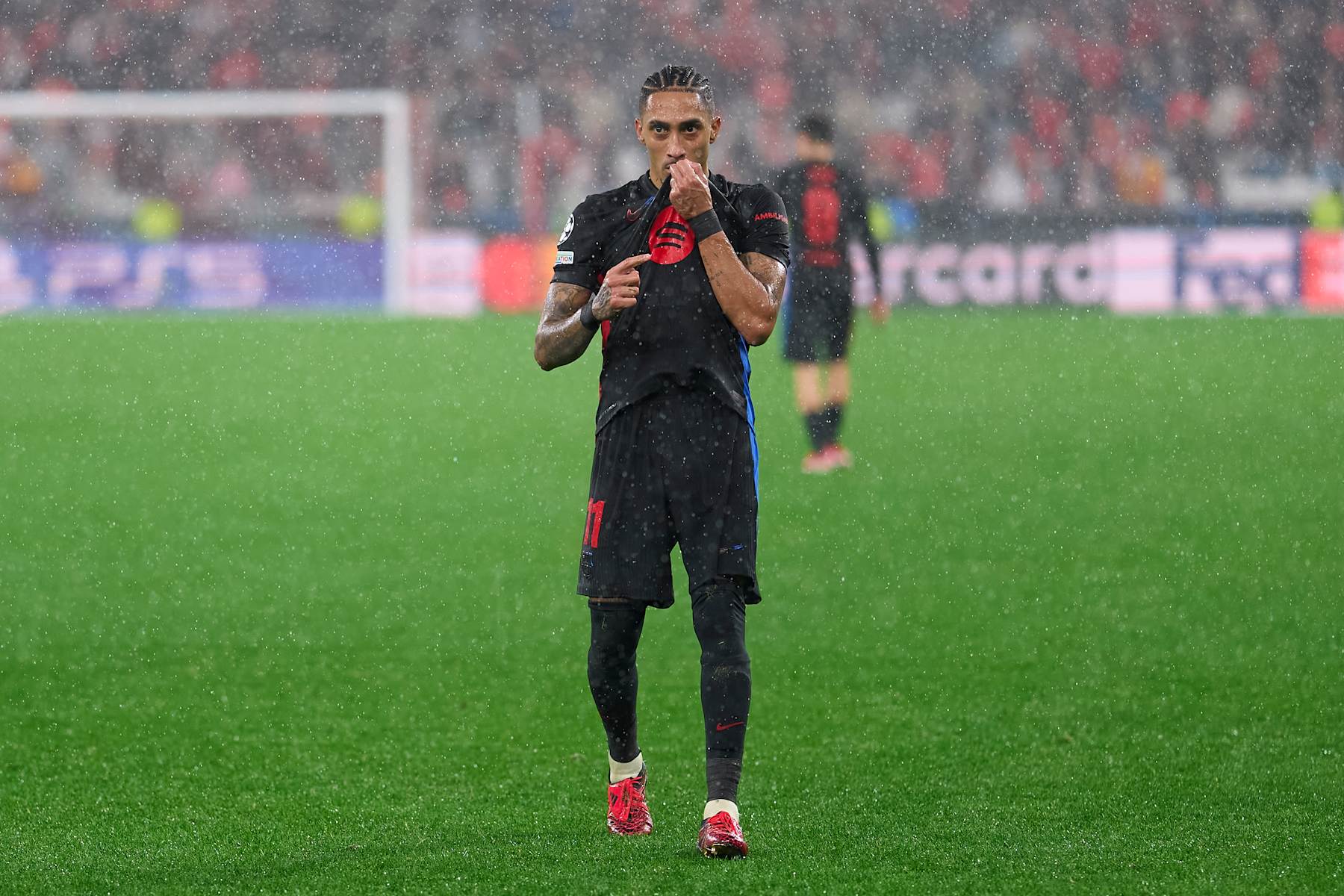 LISBON, PORTUGAL - JANUARY 21: Raphael Dias 'Raphinha' of FC Barcelona celebrates after scoring his team's fifth goal during the UEFA Champions League 2024/25 League Phase MD7 match between SL Benfica and FC Barcelona at Estadio da Luz on January 21, 2025 in Lisbon, Portugal. (Photo by Pedro Salado/Getty Images)
