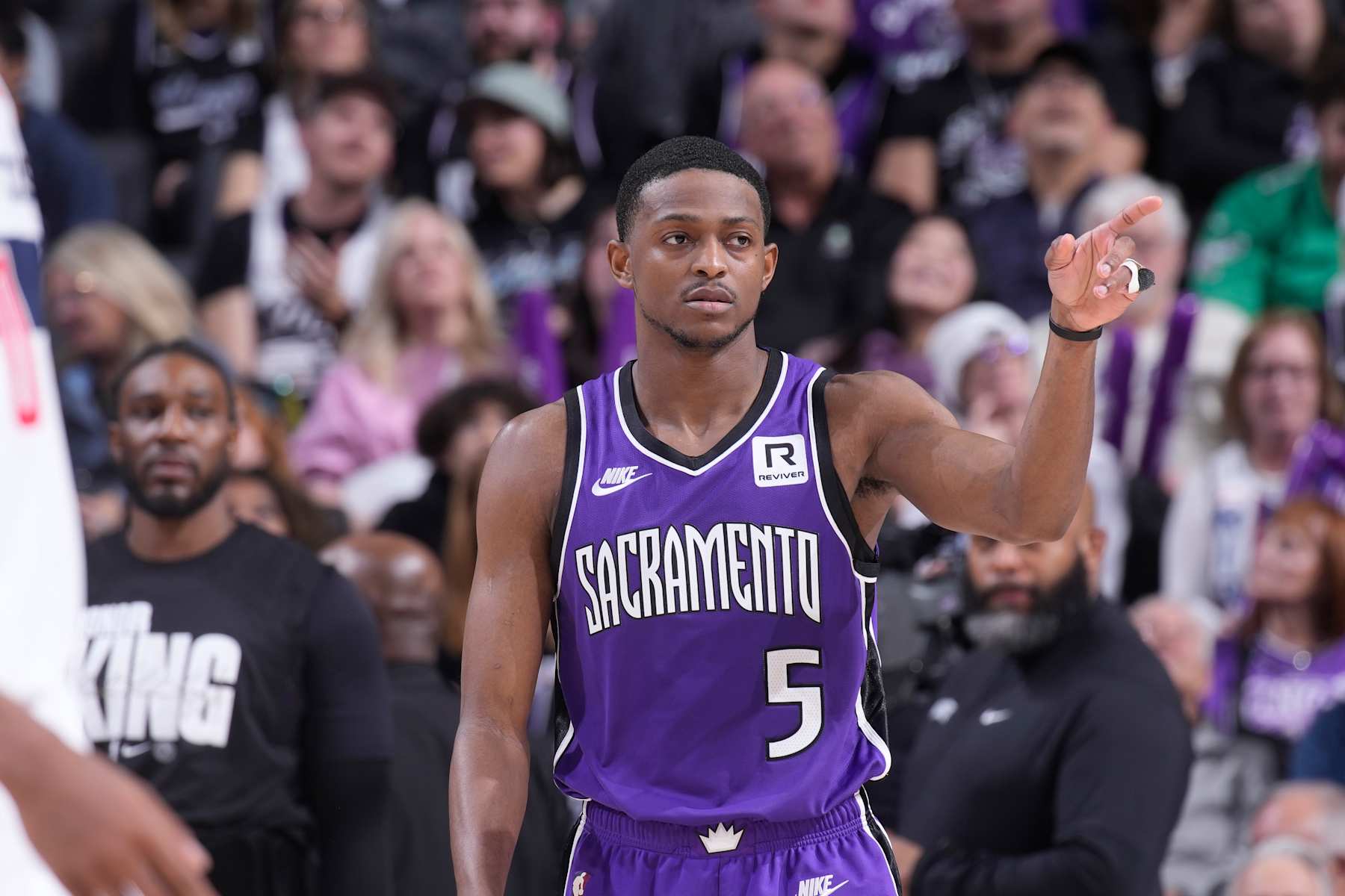 SACRAMENTO, CA - JANUARY 19: De'Aaron Fox #5 of the Sacramento Kings points during the game against the Washington Wizards on January 19, 2025 at Golden 1 Center in Sacramento, California. NOTE TO USER: User expressly acknowledges and agrees that, by downloading and or using this photograph, User is consenting to the terms and conditions of the Getty Images Agreement. Mandatory Copyright Notice: Copyright 2025 NBAE (Photo by Rocky Widner/NBAE via Getty Images)