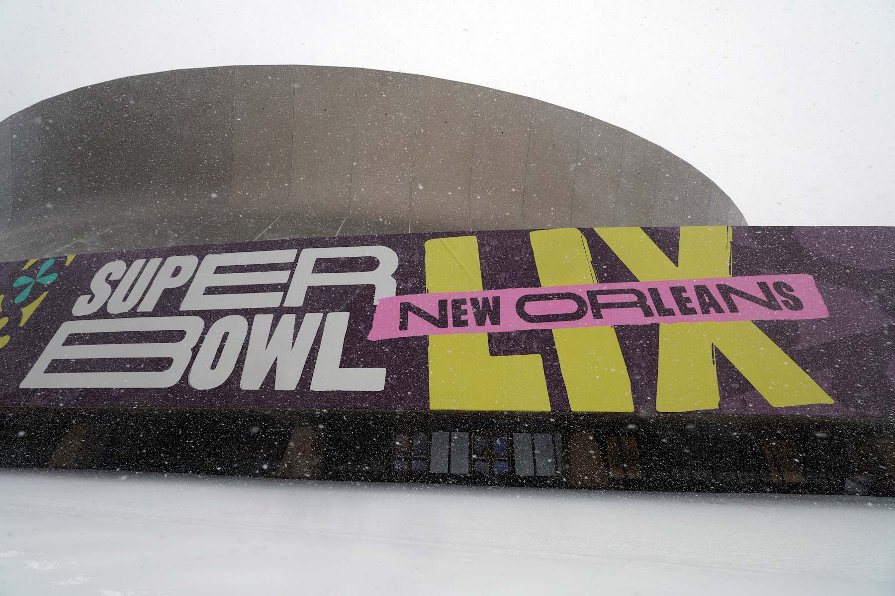 NEW ORLEANS, LOUISIANA - JANUARY 21: Snow falls on Super Bowl LIX signage on the outside of Caesars Superdome on January 21, 2025 in New Orleans, Louisiana. A winter storm brought rare snowfall to the Southern states including Florida, Texas and New Orleans, shutting down schools and businesses and drawing out locals, many of whom had never seen snow before. (Photo by Tyler Kaufman/Getty Images)
