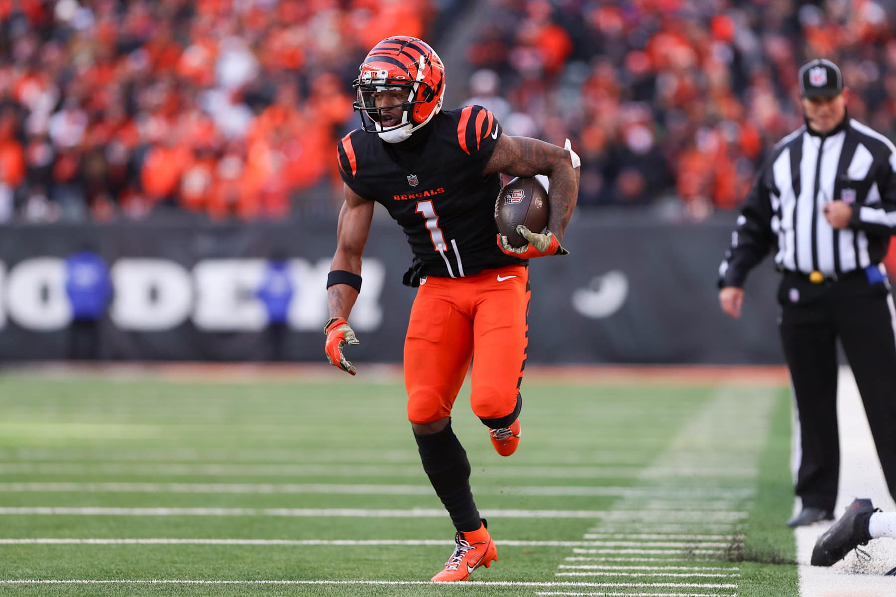 CINCINNATI, OH - DECEMBER 22: Cincinnati Bengals wide receiver Ja'Marr Chase (1) carries the ball during the game against the Cleveland Browns and the Cincinnati Bengals on December 22, 2024, at Paycor Stadium in Cincinnati, OH. (Photo by Ian Johnson/Icon Sportswire via Getty Images)