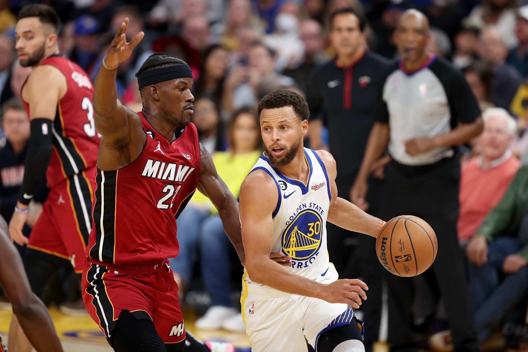 SAN FRANCISCO, CALIFORNIA - OCTOBER 27: Stephen Curry #30 of the Golden State Warriors is guarded by Jimmy Butler #22 of the Miami Heat at Chase Center on October 27, 2022 in San Francisco, California. NOTE TO USER: User expressly acknowledges and agrees that, by downloading and or using this photograph, User is consenting to the terms and conditions of the Getty Images License Agreement. (Photo by Ezra Shaw/Getty Images)