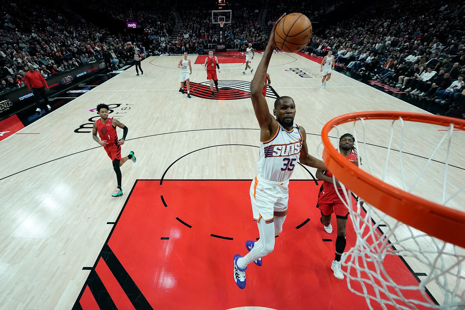 PORTLAND, OREGON - FEBRUARY 03: Kevin Durant #35 of the Phoenix Suns goes up for a dunk during the second half against the Portland Trail Blazers at Moda Center on February 03, 2025 in Portland, Oregon. NOTE TO USER: User expressly acknowledges and agrees that, by downloading and or using this photograph, User is consenting to the terms and conditions of the Getty Images License Agreement. (Photo by Soobum Im/Getty Images)