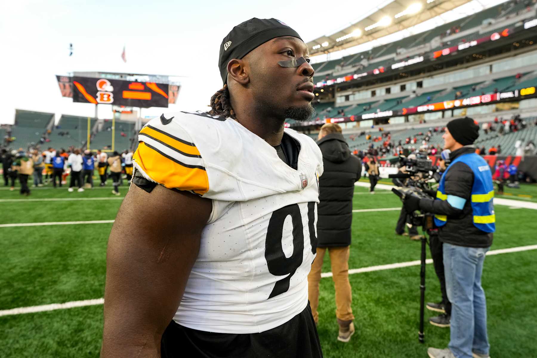 CINCINNATI, OHIO - DECEMBER 1: Defensive tackle Larry Ogunjobi #99 of the Pittsburgh Steelers exits the field after an NFL football game against the Cincinnati Bengals, at Paycor Stadium on December 1, 2024 in Cincinnati, Ohio. (Photo by Todd Rosenberg/Getty Images)