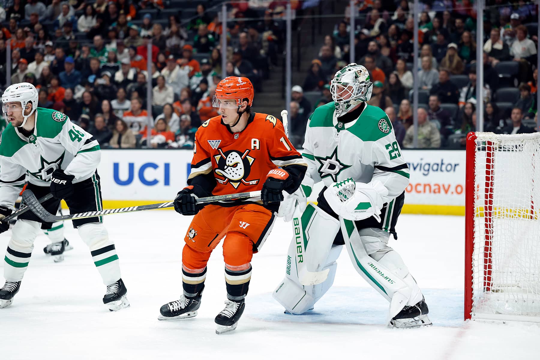 ANAHEIM, CALIFORNIA - FEBRUARY 04: Jake Oettinger #29 of the Dallas Stars in goal against the Anaheim Ducks in the second period at Honda Center on February 04, 2025 in Anaheim, California. (Photo by Ronald Martinez/Getty Images)