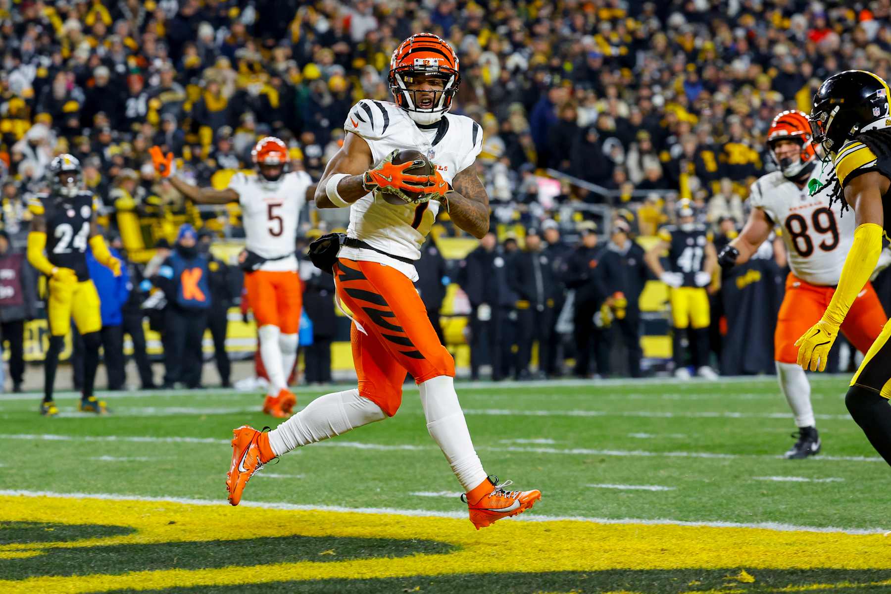PITTSBURGH, PENNSYLVANIA - JANUARY 04: Ja'Marr Chase #1 of the Cincinnati Bengals catches a touchdown pass in the first quarter of a game against the Pittsburgh Steelers at Acrisure Stadium on January 04, 2025 in Pittsburgh, Pennsylvania. (Photo by Justin K. Aller/Getty Images)