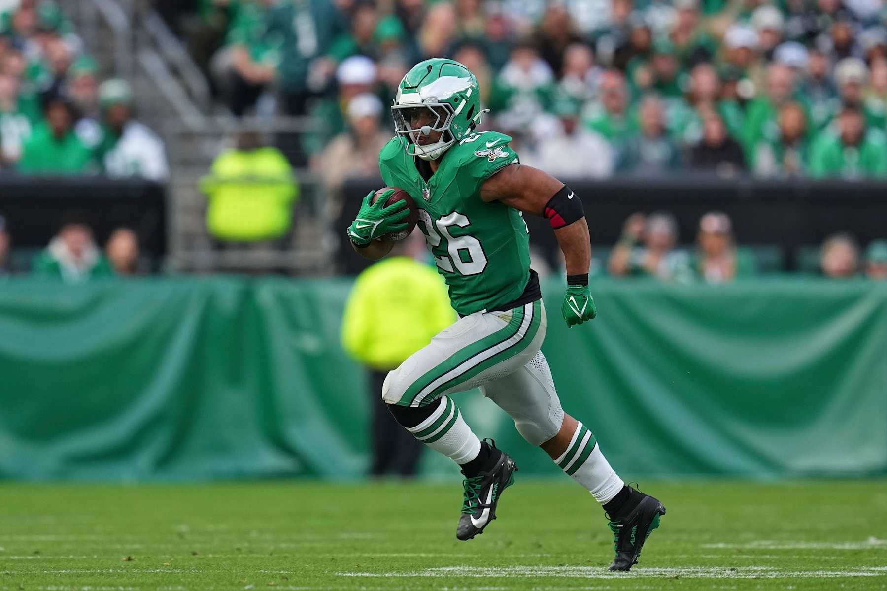 PHILADELPHIA, PENNSYLVANIA - DECEMBER 29: Saquon Barkley #26 of the Philadelphia Eagles runs the ball against the Dallas Cowboys at Lincoln Financial Field on December 29, 2024 in Philadelphia, Pennsylvania. (Photo by Mitchell Leff/Getty Images)