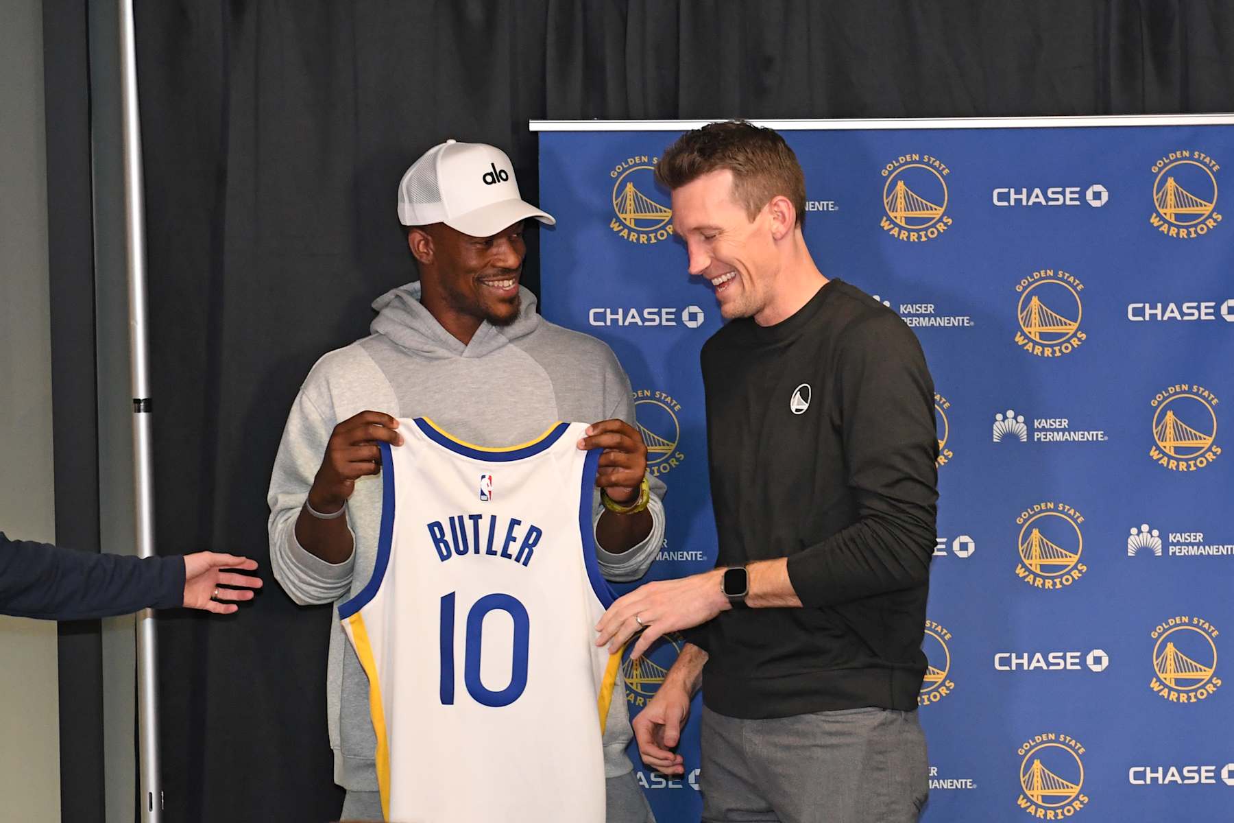 LOS ANGELES, CA - FEBRUARY 6: Jimmy Butler #10 of the Golden State Warriors poses for a photo with Mike Dunleavy during a press conference before the game against the Los Angeles Lakers on February 6, 2025 at Crypto.Com Arena in Los Angeles, California. NOTE TO USER: User expressly acknowledges and agrees that, by downloading and/or using this Photograph, user is consenting to the terms and conditions of the Getty Images License Agreement. Mandatory Copyright Notice: Copyright 2025 NBAE (Photo by Noah Graham/NBAE via Getty Images)