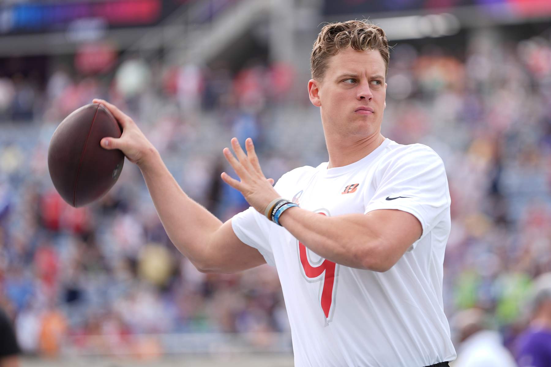 ORLANDO, FLORIDA - FEBRUARY 02: Joe Burrow #9 of the Cincinnati Bengals and AFC throws a pass prior to the 2025 NFL Pro Bowl Games at Camping World Stadium on February 02, 2025 in Orlando, Florida. (Photo by Perry Knotts/Getty Images)