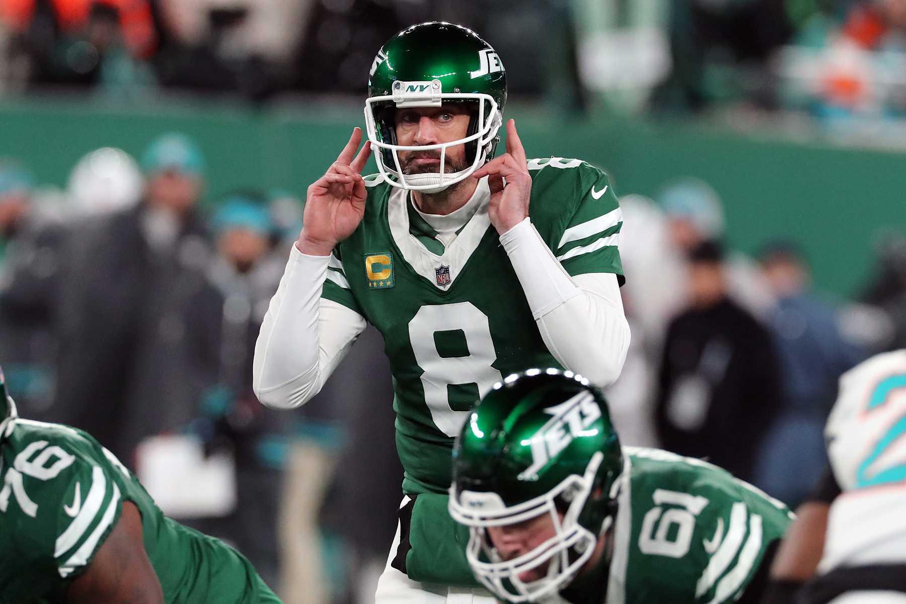 EAST RUTHERFORD, NEW JERSEY - JANUARY 5: Quarterback Aaron Rodgers #8 of the New York Jets follows the action in the game between the Miami Dolphins against the New York Jets at MetLife Stadium on January 5, 2025 in East Rutherford, New Jersey. (Photo by Al Pereira/Getty Images)