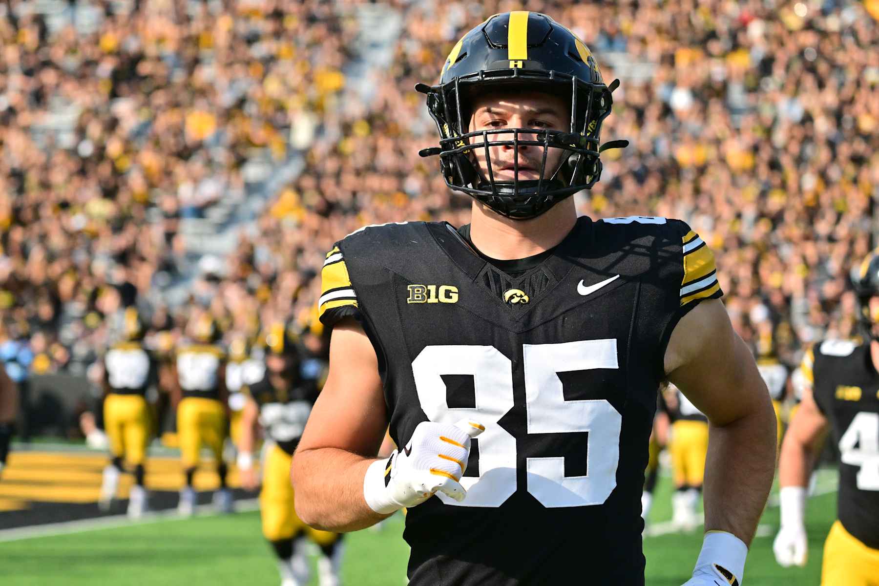 IOWA CITY, IA - OCTOBER 12: Iowa tight end Luke Lachey (85) warms up before a college football game between the Washington Huskies and the Iowa Hawkeyes, on October 12, 2024, at Kinnick Stadium, Iowa City, IA. (Photo by Keith Gillett/IconSportswire)