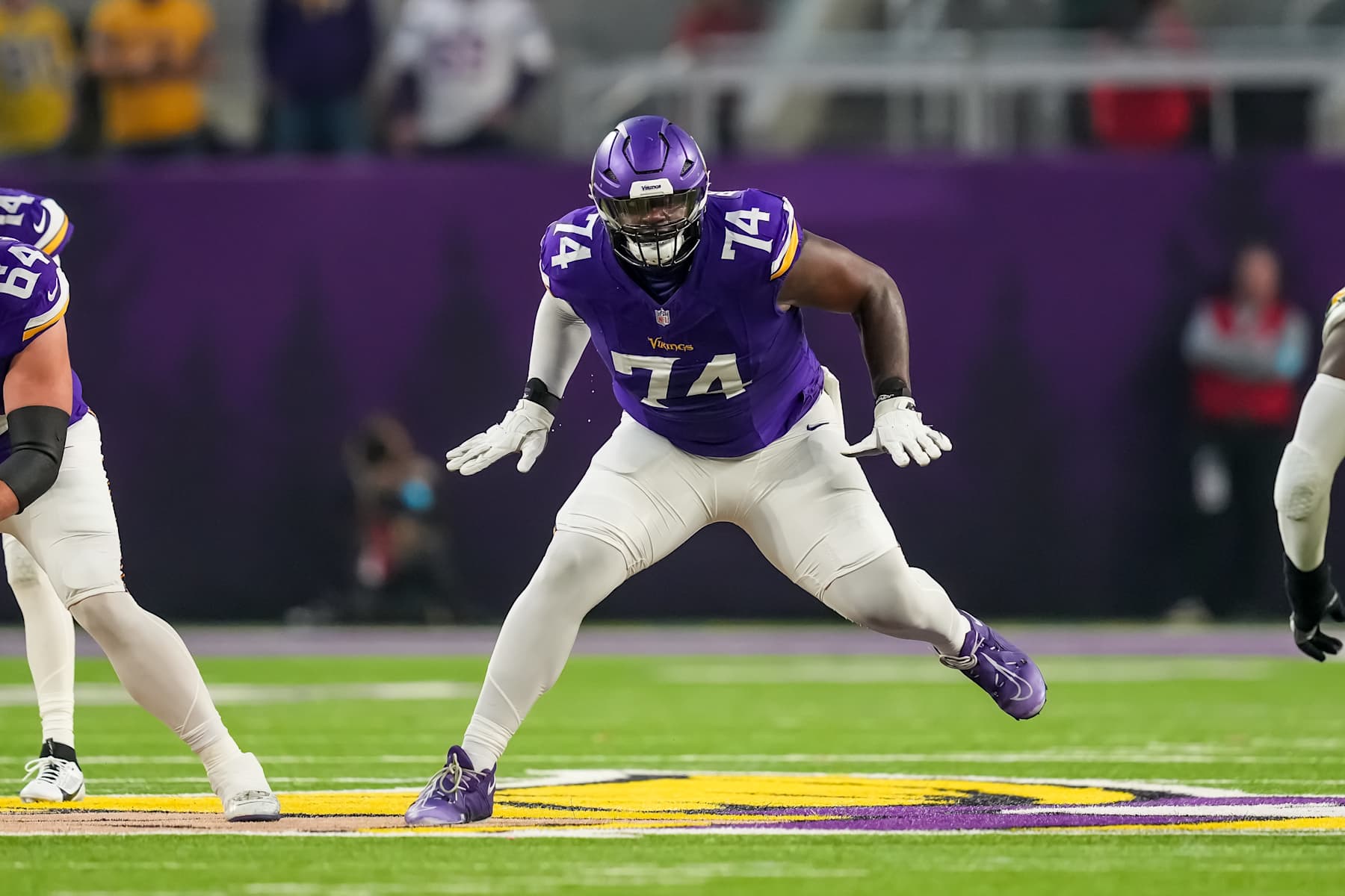 MINNEAPOLIS, MINNESOTA - DECEMBER 29: Cam Robinson #74 of the Minnesota Vikings blocks during a game between the Minnesota Vikings and Green Bay Packers at U.S. Bank Stadium on December 29, 2024 in Minneapolis, Minnesota. (Photo by Brace Hemmelgarn/Getty Images)