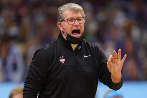 U got Conned? LeBron James, Geno Auriemma's daughter weigh in on  controversial no-call 