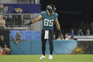 Reunited: Tebow signs with Jags, rejoins Meyer as tight end