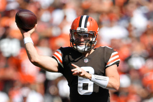 247Sports on Twitter: Baker Mayfield teaches 'Horns Down' gesture