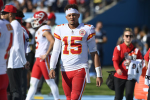 Kansas City Chiefs running back Jerick McKinnon takes a self-imposed QB  slide at 1-yard line to help Chiefs run clock down vs. Philadelphia Eagles