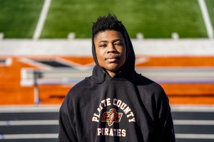 5-Star EDGE Prospect Chandavian Bradley Commits to Tennessee over Texas A&M, More