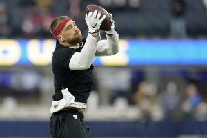 NFL TE Zach Ertz, USWNT Legend Julie Ertz Announce They're Expecting 1st Child