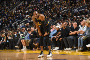 Andre Iguodala Announces He's Re-Signing with Warriors for Final Season of NBA Career
