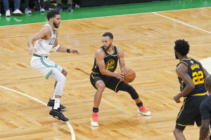 Warriors' Steph Curry to Undergo MRI on Shoulder Injury Suffered vs. Pacers