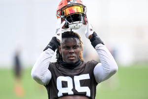 Cleveland Browns wide receiver David Bell warms up before an NFL preseason  football game against the Philadelphia Eagles in Cleveland, Sunday, Aug.  21, 2022. (AP Photo/Ron Schwane Stock Photo - Alamy