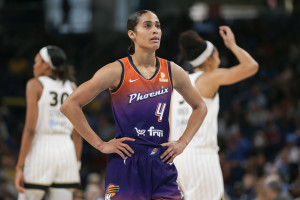 WNBA - A historic outing for Candace Parker ‼️ Tonight she became