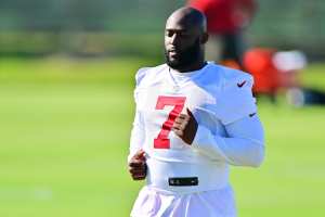 Tampa Bay Buccaneers running back Leonard Fournette rumbles for 21