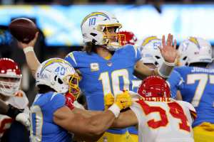 Chargers' Justin Herbert Undergoes X-Rays After Suffering Rib Injury vs.  Chiefs, News, Scores, Highlights, Stats, and Rumors