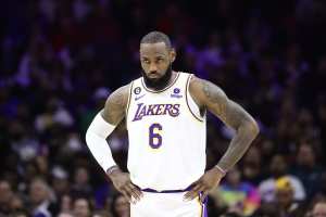 LeBron James, Lakers Blasted by NBA Twitter for Poor OT Shooting in Loss vs. 76ers