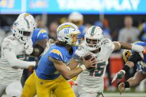 Dolphins captains, Tyreek Hill remove locker room ping pong tables