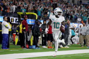 Dolphins captains, Tyreek Hill remove locker room ping pong tables