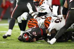 Burrow throws 4 TD passes, Bengals rally past Steelers 37-30 – KGET 17