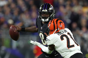 Baltimore Ravens quarterback Lamar Jackson (8) looks to pass against the  New York Giants during an NFL football game Sunday, Oct. 16, 2022, in East  Rutherford, N.J. (AP Photo/Adam Hunger Stock Photo - Alamy