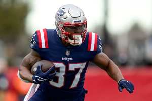 Damar Hamlin enters Buffalo Bills team locker room ahead of playoff game -  KESQ