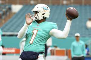 Mike McDaniel laughs at roughing the passer call in Dolphins loss