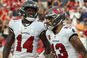 Lavonte David: Breaking News, Rumors & Highlights