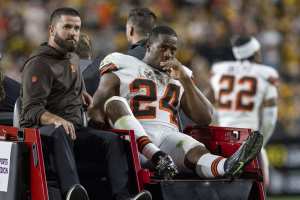 Cleveland Browns RB Nick Chubb carted off field after knee injury against  Steelers - CBS Pittsburgh