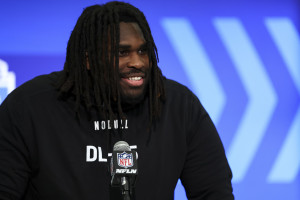 Video: T'Vondre Sweat Runs 5.27-Second 40-Yard Dash at 366 Pounds at 2024 NFL Combine
